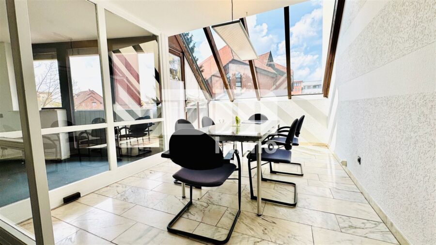 Schöne zentral gelegenes Büro mit zwei Balkonen und Tiefgaragenstellplatz - Besprechungsbereich im Büroraum 1 groß